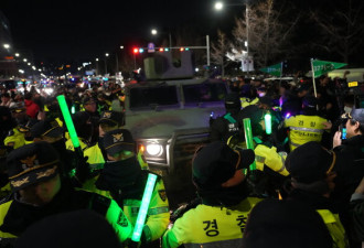 韩国戒严风波：尹锡悦为何孤注一掷进行政治豪赌?