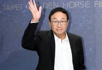 82岁许冠文已交代好后事！骨灰分成两份，曝许冠英骨灰存在后花园