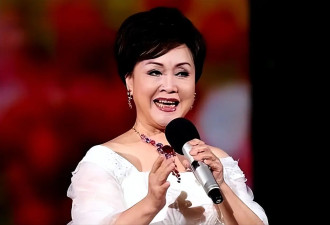 骗了我们62年！78岁李谷一罕见露面，摘假发、卸浓妆后“长这样”