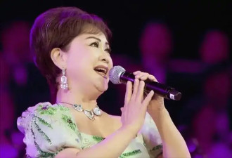 骗了我们62年！78岁李谷一罕见露面，摘假发、卸浓妆后“长这样”