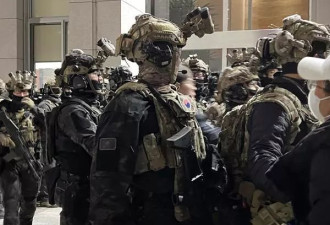 戒严中的韩特种部队：士兵手枪里无弹匣