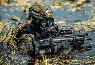 戒严中的韩特种部队：士兵手枪里无弹匣