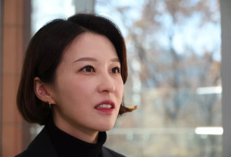 与士兵"抢枪"瞬间震撼全球 韩美女主播现身还原经过