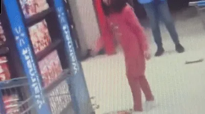 无人管教？小女孩狂砸超市 顾客员工束手无策