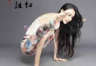 56岁萧蔷又出年历，穿瑜伽裤大秀一字马，22寸水蛇腰抢眼
