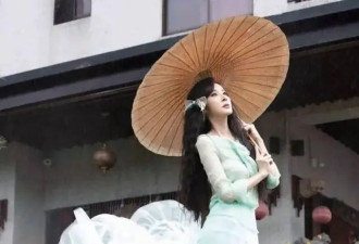 56岁萧蔷又出年历，穿瑜伽裤大秀一字马，22寸水蛇腰抢眼
