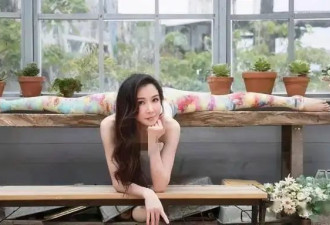 56岁萧蔷又出年历，穿瑜伽裤大秀一字马，22寸水蛇腰抢眼