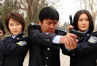 曝68岁演员张潮现身学校门口接孩子！骑电瓶车接地气，小女孩疑是小女儿