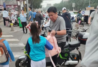 曝68岁演员张潮现身学校门口接孩子！骑电瓶车接地气，小女孩疑是小女儿