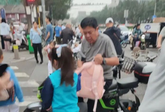 曝68岁演员张潮现身学校门口接孩子！骑电瓶车接地气，小女孩疑是小女儿