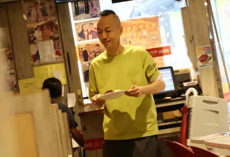52岁戴耀明落魄到饭店打工，要洗碗洗厕所干10多个小时，月薪曝光