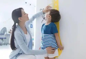 孩子睡前长时间使用屏幕或影响身高