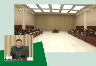 习近平军中讲话 座位布局罕见 独坐正中间 素色布幕…