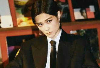 40岁李宇春穿裙子跳舞被骂没脸看！网友：扭的好丑，她到底咋火的