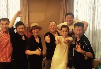 55岁许晴私下聚会“放飞自我”！半百之龄似少女，形象太惊艳