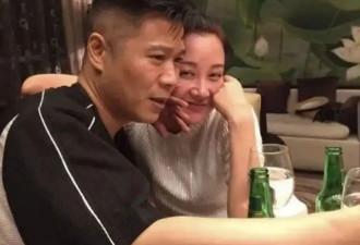 55岁许晴私下聚会“放飞自我”！半百之龄似少女，形象太惊艳