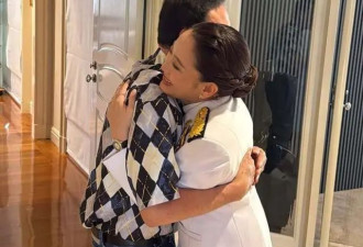 38岁泰国女总理跪拜父亲他信，情绪激动哭了