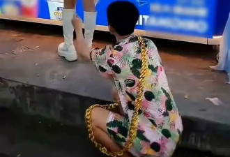 戳女孩屁股、脱女孩衣服…恶心网红以调戏女性为乐