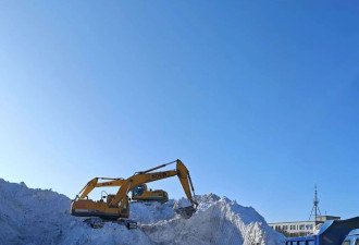 鹤岗清雪员已扫一周雪:雪最高12米，还得再干10天