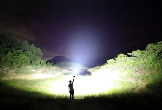 20万流明超级手电，成了老美最强防身光剑