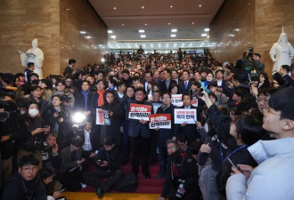 传尹锡悦赴国会道歉请辞 议员组人墙....