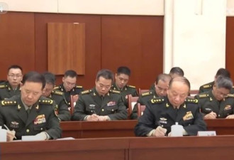 习与军方“平起平坐” 党媒不慎爆其重病缠身?