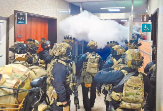 监控录像曝 戒严军潜伏门外 韩东勋险被抓