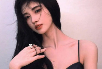 鞠婧祎写真露出事业线大美腿！不是丰乳肥臀也性感火辣