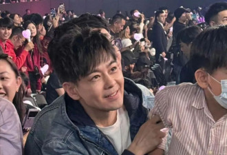林志颖现身周杰伦演唱会，状态好一点不显老