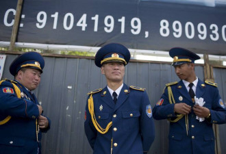 “在国内是同胞，到了国外那就是钱包了”
