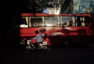 女摊贩欠房租借50元交罚款，执法要给小商贩留活路