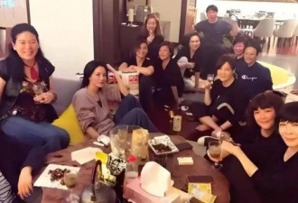 王菲参加聚会 半躺在沙发上 宽松毛衣很高级