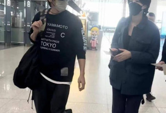王菲参加聚会 半躺在沙发上 宽松毛衣很高级