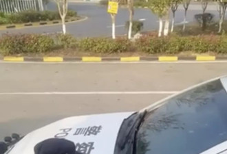 江西宜春交警在服务区叫醒司机开“疲劳驾驶”罚单