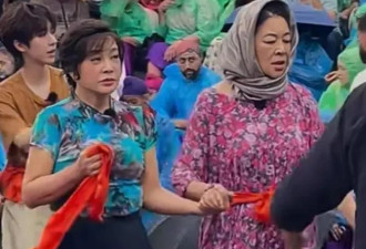 74岁刘晓庆搀扶65岁倪萍，心态成就老年状态