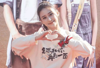 何超莲主演电影首映被问与曾志伟有亲密镜头！她这样说！