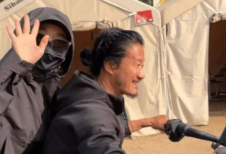 50岁吴京被偶遇，面容沧桑皱纹如树皮老太快