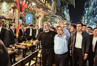 越南总理陪同黄仁勋现身酒吧街：两人互倒啤酒喝