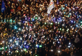 韩媒：近15万人国会外集会，要求总统尹锡悦下台