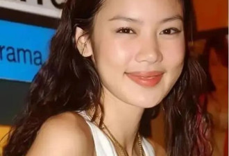 乐基儿妈妈罕见露面，母女更似姐妹,二婚定居美国