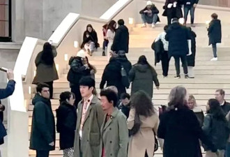 冯清陪王宝强到英国工作，甜蜜逛街尽显恩爱