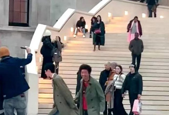 冯清陪王宝强到英国工作，甜蜜逛街尽显恩爱