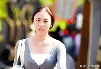 老戏骨王奎荣白发老态，小37岁的妻子仍风韵犹存