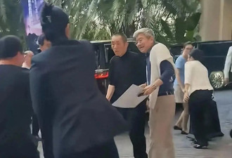 网友偶遇张艺谋，打扮时尚显年轻，厚底鞋抢镜，本人低调没架子