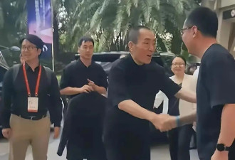 网友偶遇张艺谋，打扮时尚显年轻，厚底鞋抢镜，本人低调没架子