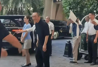 网友偶遇张艺谋，打扮时尚显年轻，厚底鞋抢镜，本人低调没架子