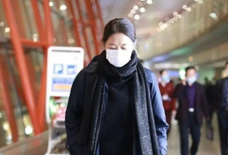 倪萍走机场带火了藏肉新穿搭：毛衣罩衫+牛仔裤+LV包，高级又洋气