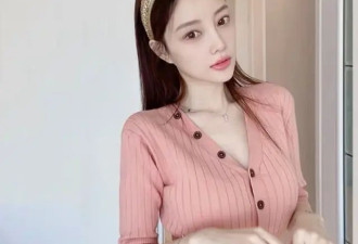 43岁李小璐酒吧被偶遇！穿秋衣难掩傲人身材，素颜嫩如美少女