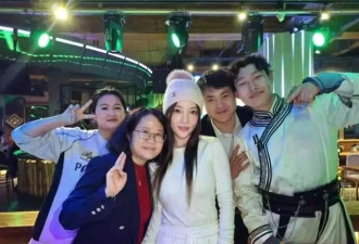 43岁李小璐酒吧被偶遇！穿秋衣难掩傲人身材，素颜嫩如美少女