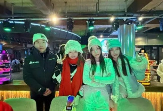 43岁李小璐酒吧被偶遇！穿秋衣难掩傲人身材，素颜嫩如美少女